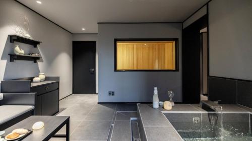 a bathroom with a tub and a sink in a room at 대전 유성 낙원온천호텔 by 아늑 in Yusŏng