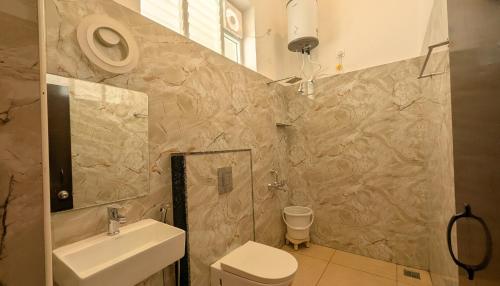 科代卡纳尔Banana Tree Retreat的带水槽和马桶的浴室