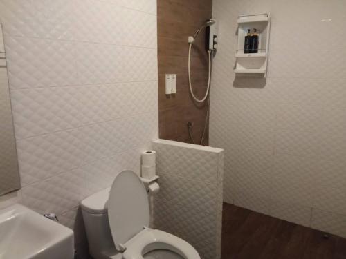 Ένα μπάνιο στο RoominVilla2bed1bathsharepoolwithtentoaonangbeachbyscooter