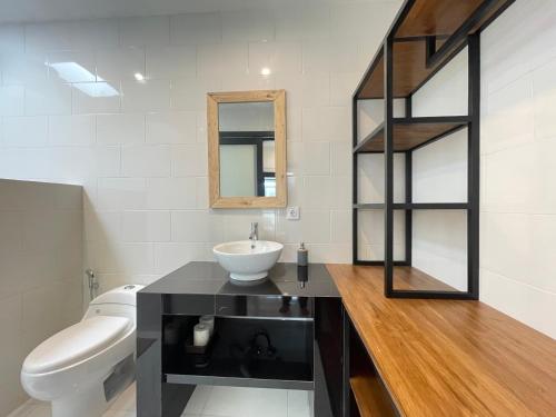 Phòng tắm tại Gede Awan Guesthouse