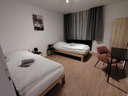 En eller flere senge i et værelse på Waldblick Suite 100 qm