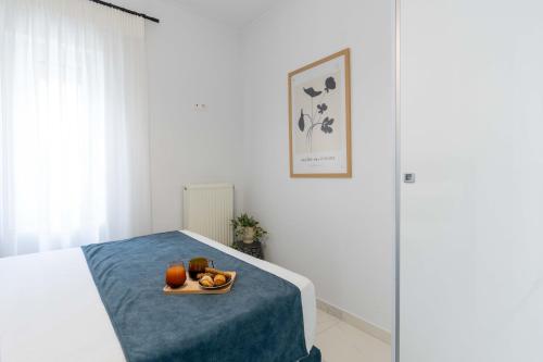 um quarto com uma bandeja de frutas numa cama em Arcade Apartments 1st floor em Volos