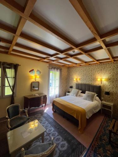 Postel nebo postele na pokoji v ubytování Chateau d'Ayres - Hôtel & Spa