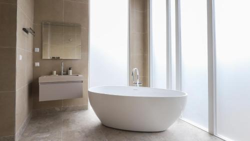 Ένα μπάνιο στο Dam Residence