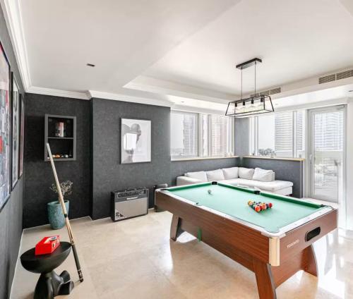 DT Penthouse • 250sqm • Billiards • Terrace & Pool