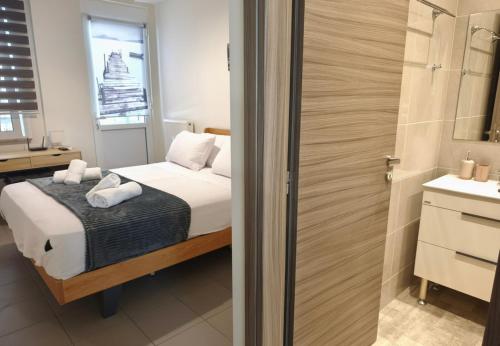 Cama o camas de una habitación en Luxury Apartment on Eleutherias Sq 50m from Metro