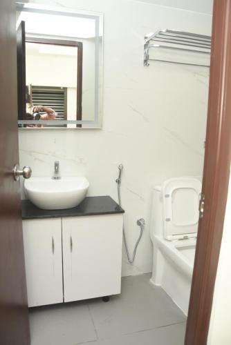 Phòng tắm tại Mano Residency by NIRA Hospitality- Just 3 Kms from Meenakshi Amman Temple