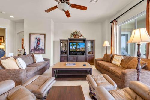 een woonkamer met banken en een tv bij Santa Monica in Myoma