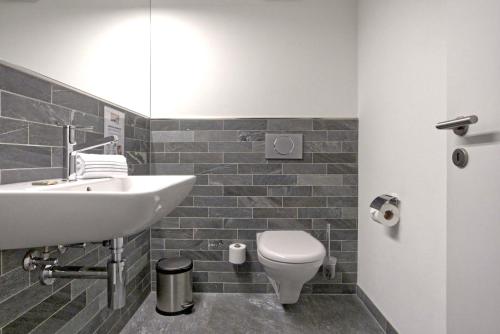 un bagno con lavandino e WC di Apartment JungfrauCenter Brienzersee - GRIWA RENT a Interlaken
