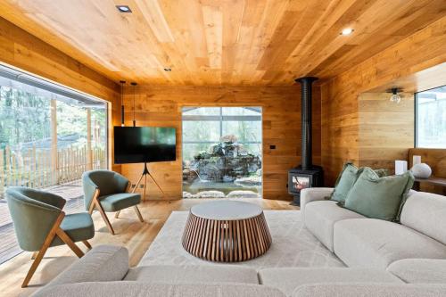 Μια τηλεόραση ή/και κέντρο ψυχαγωγίας στο Tranquill 4BR Retreat