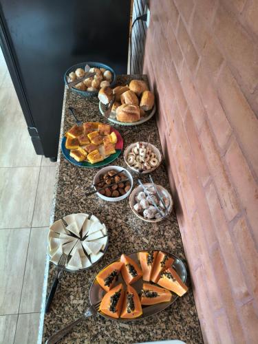 Un montón de diferentes tipos de comida en un mostrador. en Recanto Raios do Sol, en Caldas