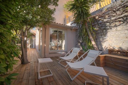 DUPLEX 3 Chambres TERRASSE et 1 DEPENDANCE A4B026