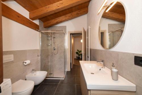 a bathroom with two sinks and a shower and a toilet at Casa Closellinaz in Roisan