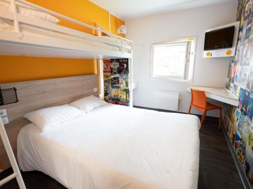 Un dormitorio con una cama blanca y un escritorio. en hotelF1 Brive Ussac, en Ussac