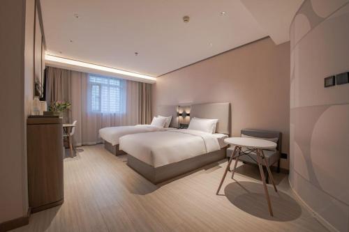Giường trong phòng chung tại Hanting Hotel Chengdu Chunxi Road Yanshikou