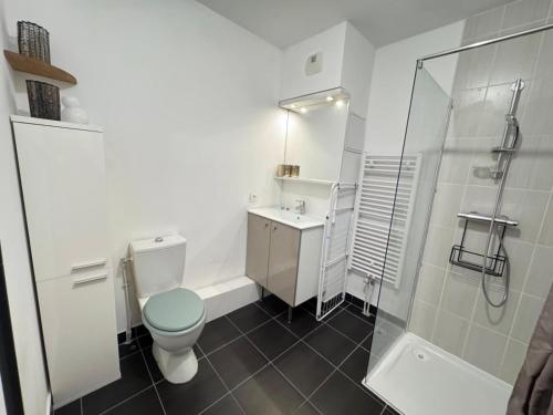 Ένα μπάνιο στο Small 2 room cocoon in a luxury building