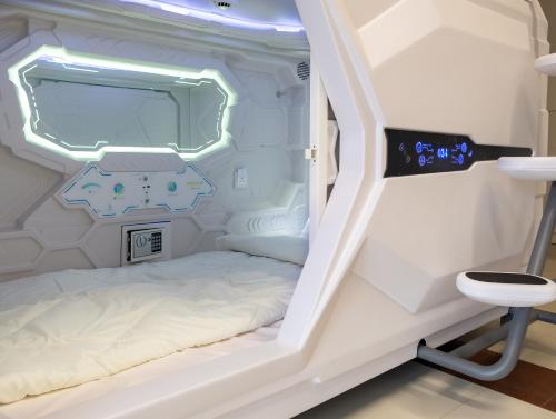 Habitación blanca pequeña con cama. en Capsule Hotel Happy lounge, en Tiflis