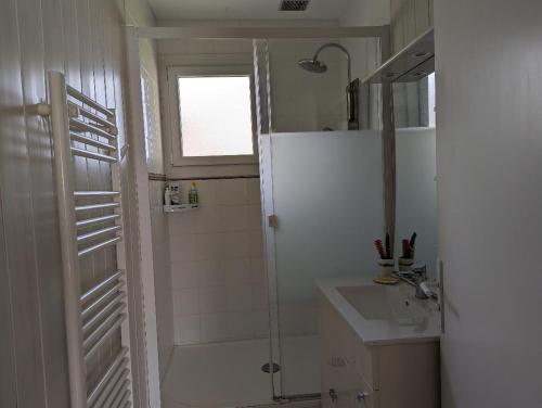 a bathroom with a shower and a sink at Villa 100m plage in La Faute-sur-Mer