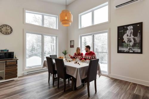 Ảnh trong thư viện ảnh của Chalet Aube with Spa, Ski Montcalm ở Chertsey