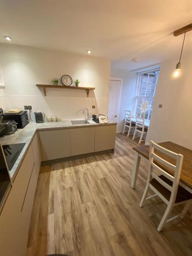 una cocina con fregadero y encimera en Brylach Steading, en Aberlour