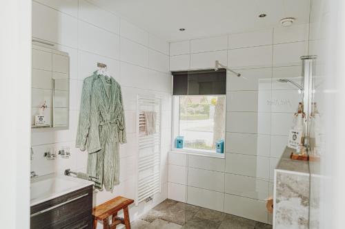 Ένα μπάνιο στο Bed & Breakfast Het Vinkenest Nijverdal