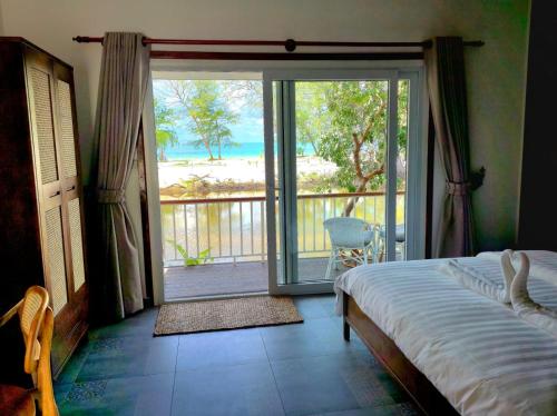 Giường trong phòng chung tại White Beach Resort Longset