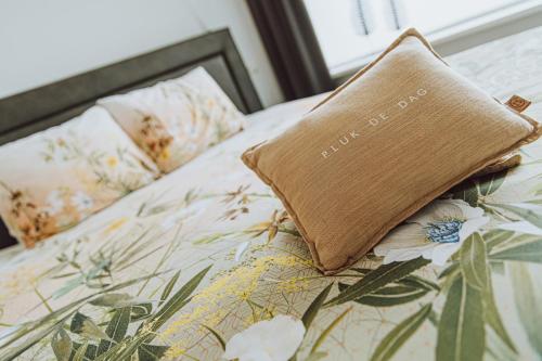 a book sitting on top of a bed at Bed & Breakfast Het Vinkenest Nijverdal in Nijverdal
