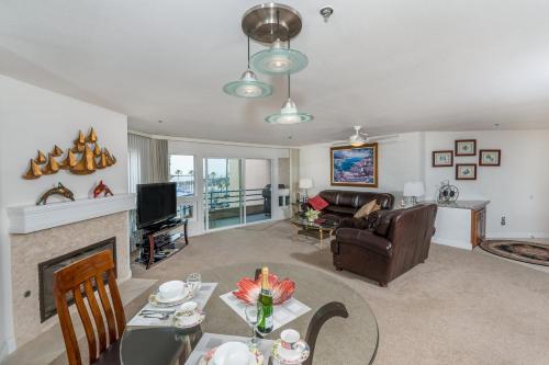 Posezení v ubytování 4P-213 Pier & Ocean View with pool