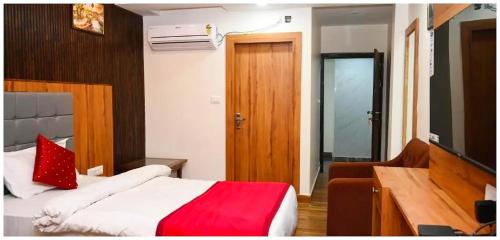 Postel nebo postele na pokoji v ubytování Hotel Kavyani Sidhant Palace Near Kashi Vishwanath Temple - Free Wifi and Free Parking Facilities - Free Wifi Facilities # Fully Air conditioning Luxuary Room - Top Rated Hotel In Varanasi
