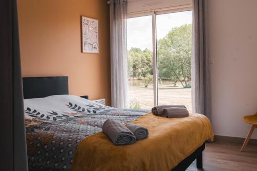 Ένα ή περισσότερα κρεβάτια σε δωμάτιο στο Ô Repos de l'étang - Maison sereine en Vendée, idéale familles, amis & séminaires intimistes