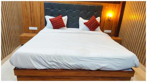 Φωτογραφία από το άλμπουμ του Hotel Kavyani Sidhant Palace Near Kashi Vishwanath Temple - Free Wifi and Free Parking Facilities - Free Wifi Facilities # Fully Air conditioning Luxuary Room - Top Rated Hotel In Varanasi στο Βαρανάσι