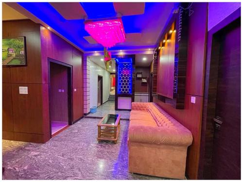 Postel nebo postele na pokoji v ubytování Hotel Kavyani Sidhant Palace Near Kashi Vishwanath Temple - Free Wifi and Free Parking Facilities - Free Wifi Facilities # Fully Air conditioning Luxuary Room - Top Rated Hotel In Varanasi