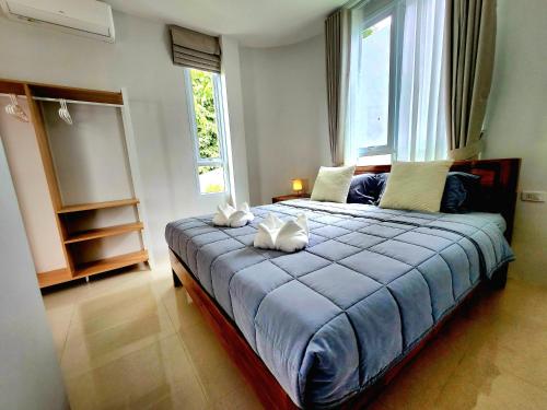 Giường trong phòng chung tại Phing Villa