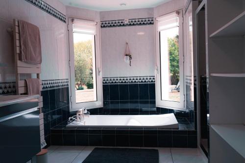 Ένα μπάνιο στο Ô Repos de l'étang - Maison sereine en Vendée, idéale familles, amis & séminaires intimistes