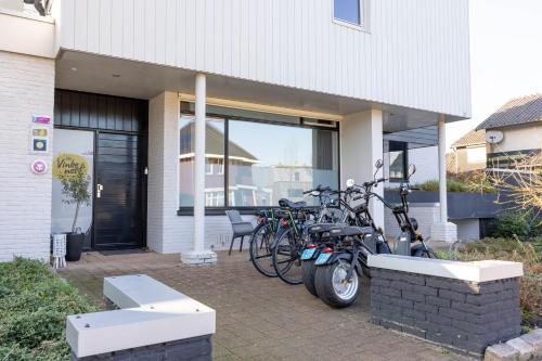 a group of bikes parked outside of a building at Bed & Breakfast Het Vinkenest Nijverdal in Nijverdal