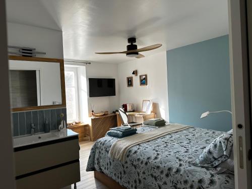 ein Schlafzimmer mit einem Bett und einem Waschbecken in der Unterkunft Ar Gwennili Chambres d'Hôtes 