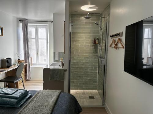 ein Badezimmer mit Dusche, Bett und Waschbecken in der Unterkunft Ar Gwennili Chambres d'Hôtes 