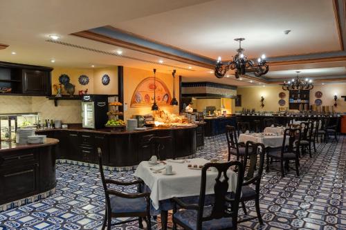 Un restaurante o sitio para comer en Europe Villa Cortes GL