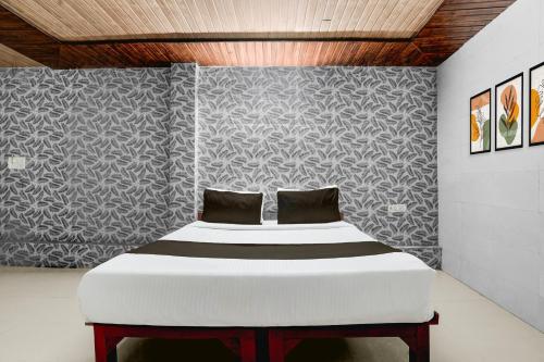 Postel nebo postele na pokoji v ubytování Super Hotel O Hindon Airport Ghaziabad