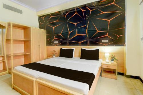 Super Collection O Albert Hall Museum Jaipur Formerly Roop Palace في جايبور: غرفة نوم بسرير بجدار اسود وذهب