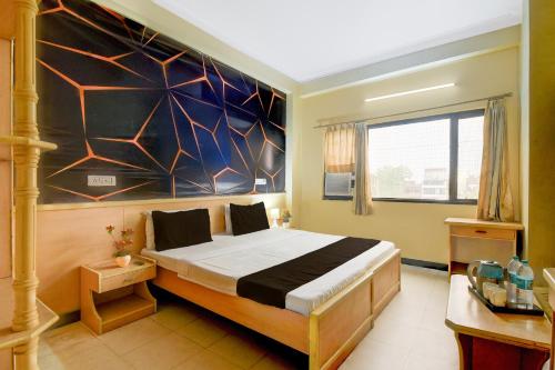 Super Collection O Albert Hall Museum Jaipur Formerly Roop Palace في جايبور: غرفة نوم بها سرير كبير في الغرفة