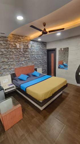 博尔本德尔Hotel Saffron的一间带大床和砖墙的卧室