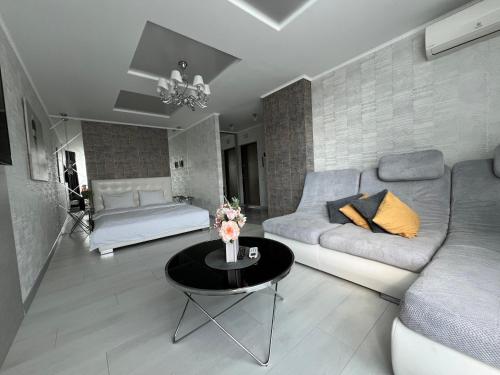 Apart Premium ЖК Андріївський في ترنوبل: غرفة معيشة بها أريكة وطاولة