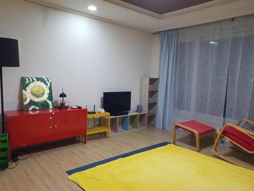 Un televizor și/sau centru de divertisment la Keumho river house