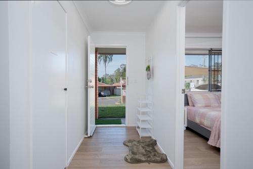 Ένα ή περισσότερα κρεβάτια σε δωμάτιο στο 3BR Cozy Sunnybank Hills Home