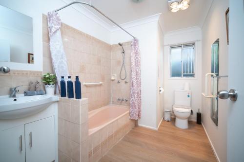 Ένα μπάνιο στο 3BR Cozy Sunnybank Hills Home