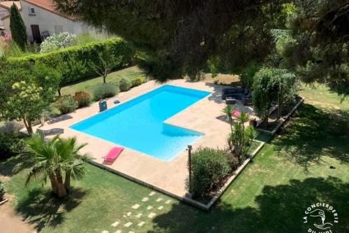 an overhead view of a swimming pool in a yard at Gîte Studio Les Cigales piscine & WIFI in Narbonne