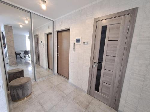 Apart Premium ЖК Андріївський في ترنوبل: ممر مع باب ومقعد في غرفة