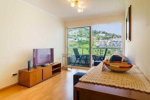 GuestReady - Madeiran mountain view with pool