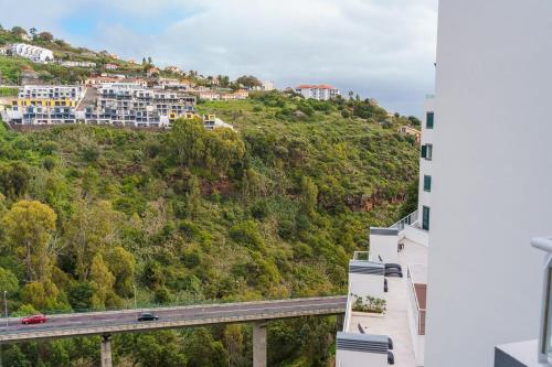 GuestReady - Madeiran mountain view with pool